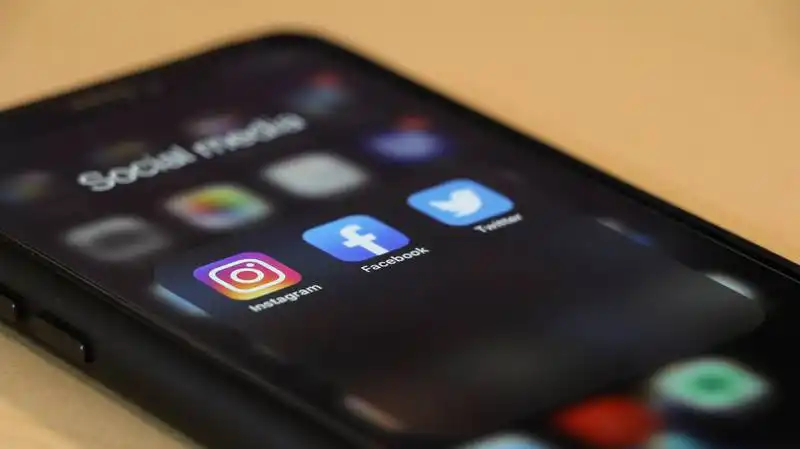 The image shows a smartphone screen where there are Instagram, Facebook, and Twitter app icons. 