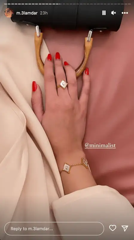 How to take advantage of Instagram stories - promote products The image shows a woman's hand, and she is holding a purse.