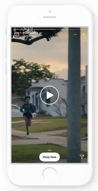 How to take advantage of Instagram stories - Muscle Milk The image shows a smartphone, in the screen there is the Muscle Milk story of a woman running on the street.