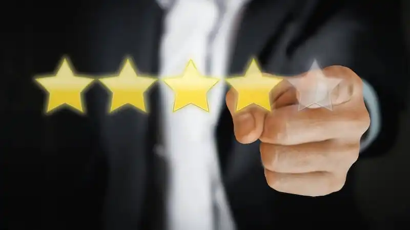 The image shows five stars on the screen, behind it there is a hand pointing to the fifth screen.