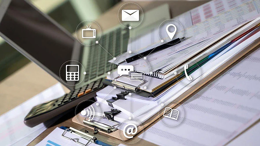 Foto de un ordenador y hojas con gráficos