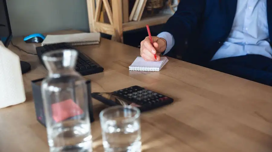 Foto de un hombre haciendo cálculos