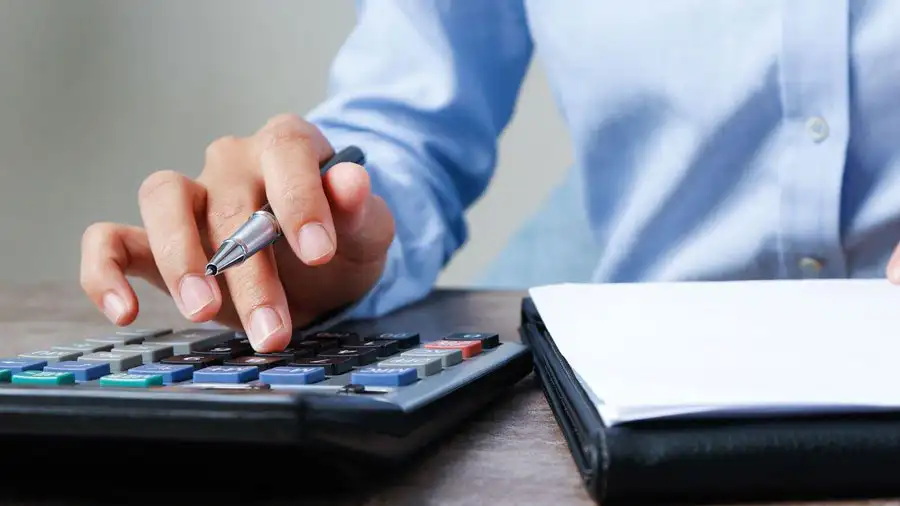 Foto de un hombre utilizando una calculadora