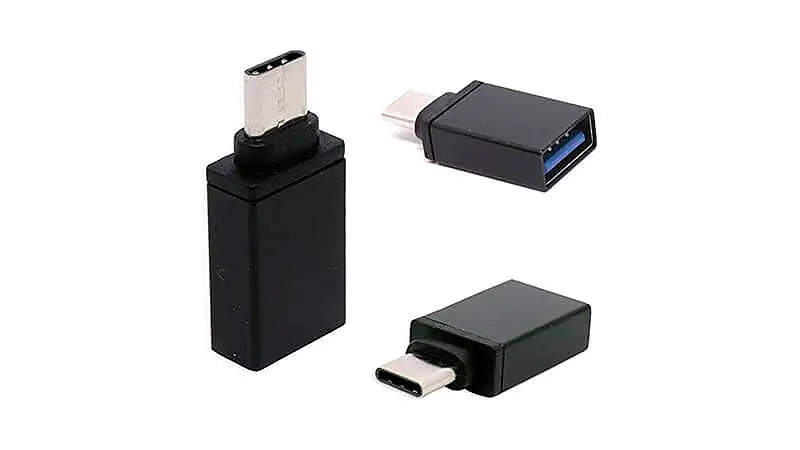 imagem de um adaptador USB-C para USB da MD9 em três posições diferentes