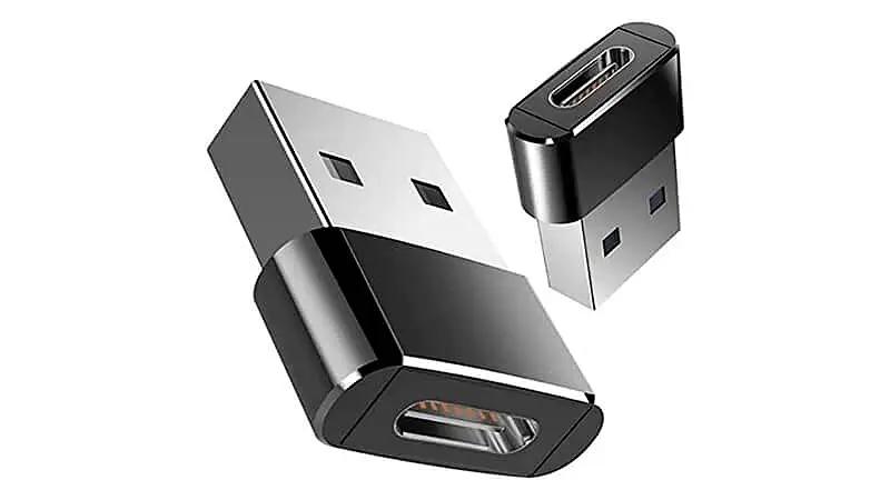 imagem de um adaptador USB para USB-C da Altomex em duas posições diferentes