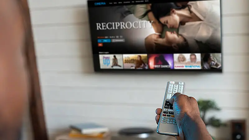 imagem de uma televisão transmitindo o icone do aplicativo Prime Video