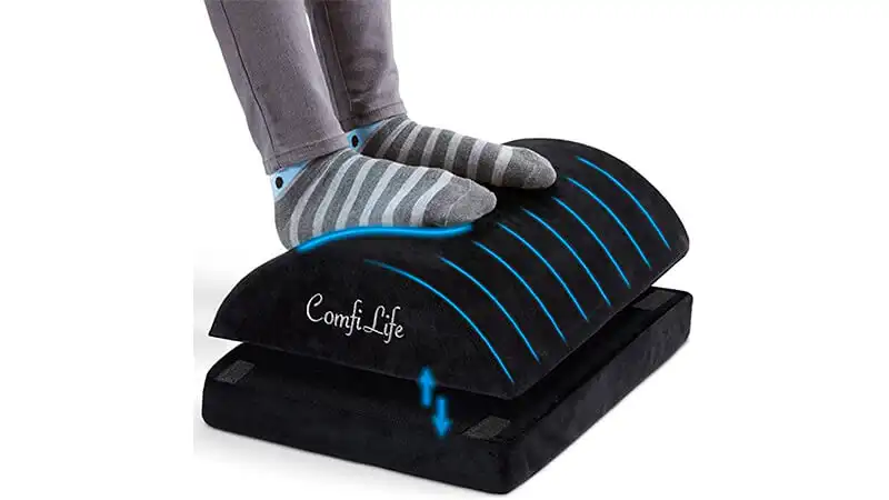 imagem de uma pessoa com os pés em cima de um apoio ergonômico para os pés da ComfiLife
