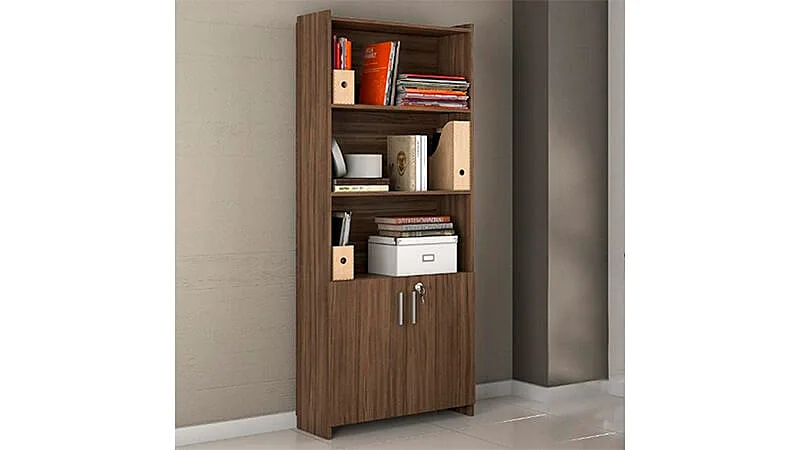 imagem de um armário para escritório com duas portas e três prateleiras da Notável Móveis com diversos livros apoiados nele