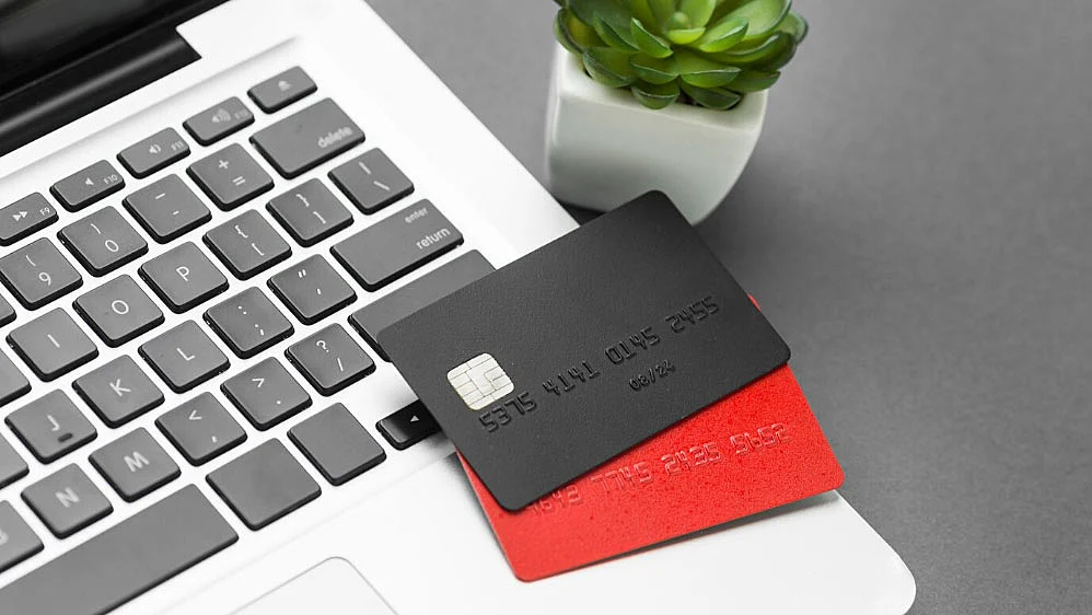 Tarjetas de crédito junto a un ordenador