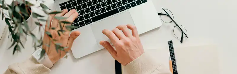 colaborador usando notebook para realizar organização de sua autogestão
