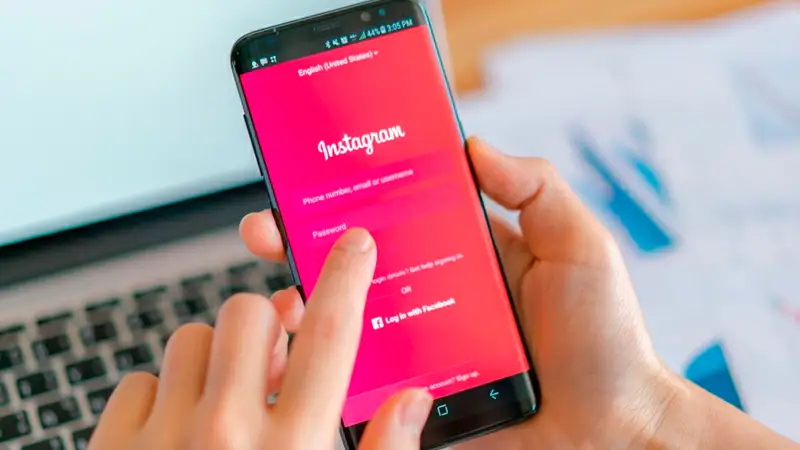 Como baixar foto do Instagram Foto da tela de um celular aberto no Instagram