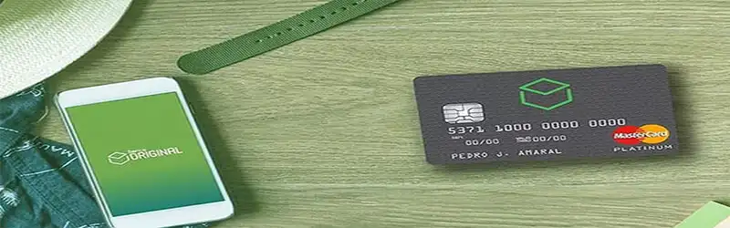 Banco digital Foto de um celular e um cartão de crédito com a logo do banco Original em cima de uma mesa