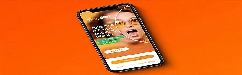 Imagem de um celular com a tela inicial do aplicativo BMG