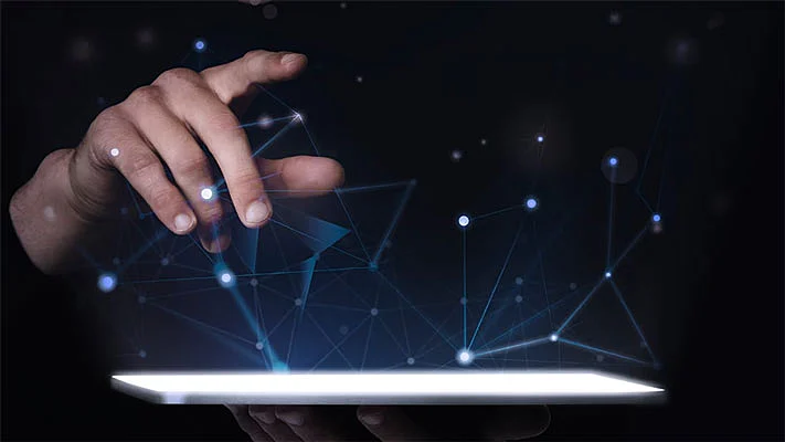 Foto de un hombre manejando una tableta