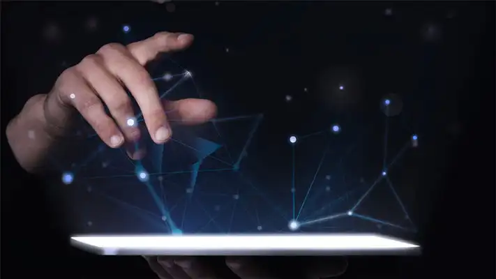 Foto de un hombre manejando una tableta