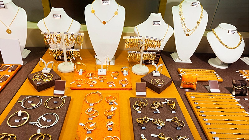 Foto de um mostruário com vários brincos e colares