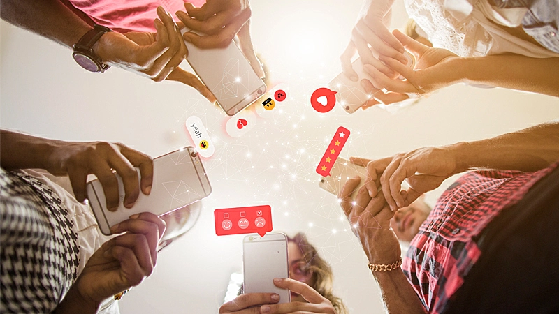 Foto de um celular com o perfil do Instagram aberto