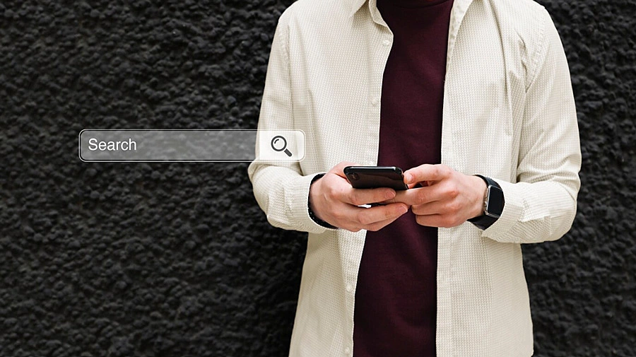 Hombre haciendo una búsqueda en internet por su móvil