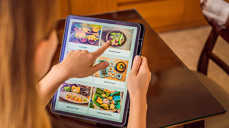 Foto de uma pessoa tirando foto de ingredientes em cima de uma mesa