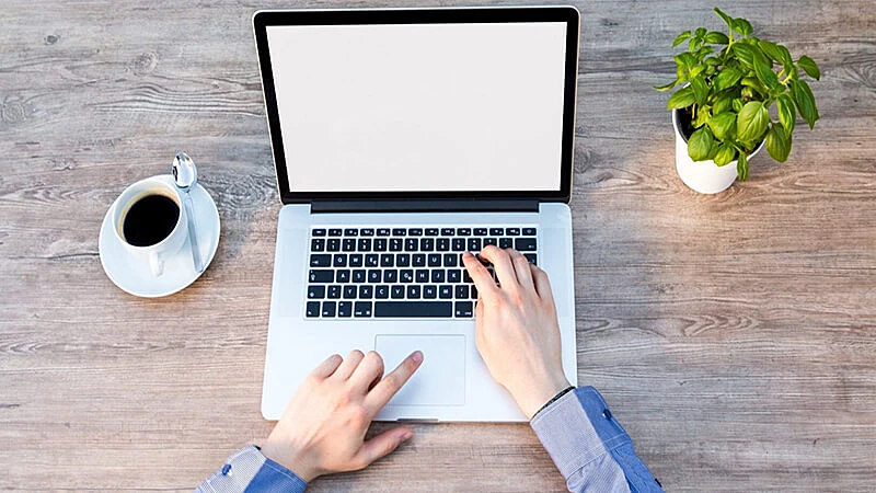 Foto de uma pessoa utilizando um notebook