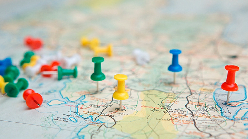 Mapa com vários alfinetes coloridos