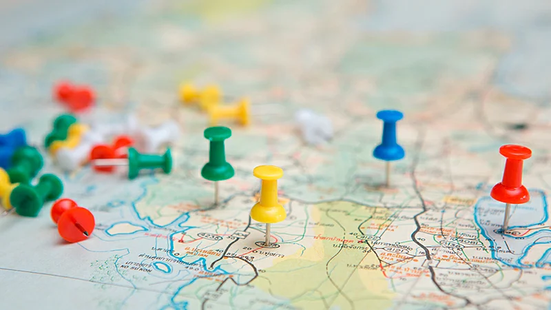 Mapa com vários alfinetes coloridos