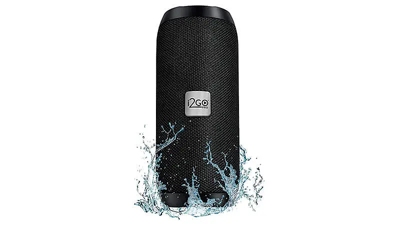 imagem de um bluetooth speaker da I2GO na cor preta sendo mergulhado em água