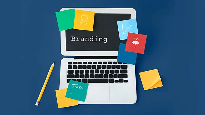 Ilustración de un ordenador con diversos billetes e el texto "branding" en la pantalla