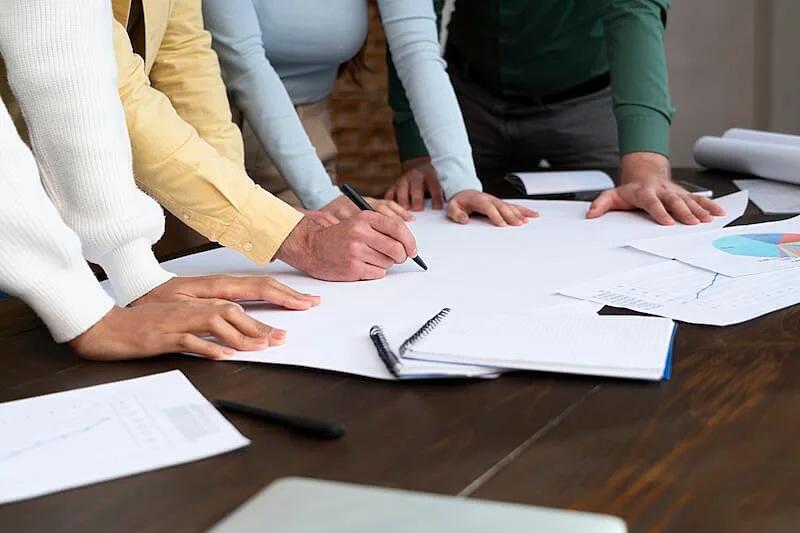 The image shows 4 people reunited in a meeting