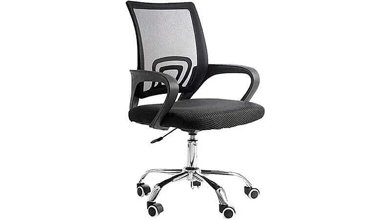 imagem de uma cadeira de escritório na cor preta com encosto em tela mesh