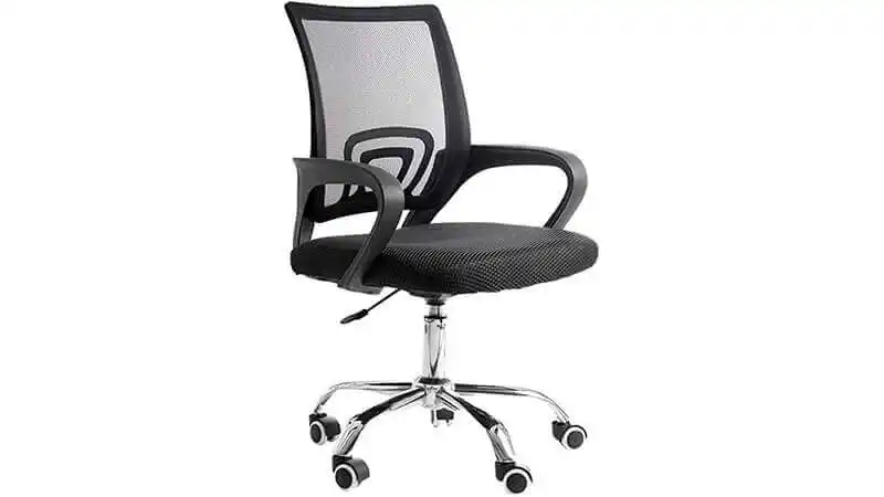 imagem de uma cadeira de escritório na cor preta com encosto em tela mesh