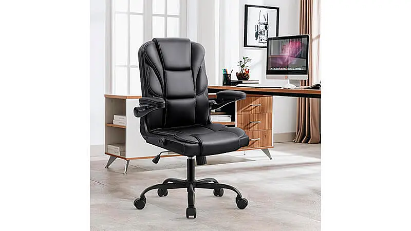 imagem de uma cadeira de escritório presidente da Yamasoro com revestimento em couro sintético na cor preta dentro de um escritório