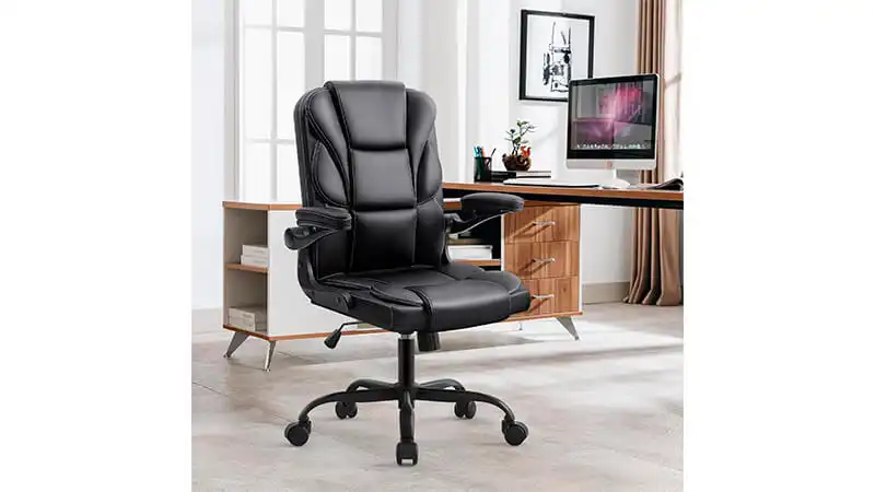 imagem de uma cadeira de escritório presidente da Yamasoro com revestimento em couro sintético na cor preta dentro de um escritório