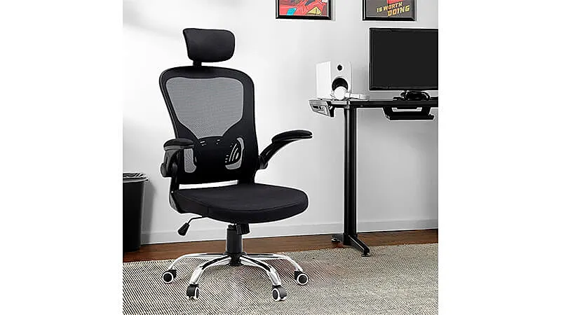 imagem de uma cadeira ergonômica Estocolmo na cor preta com encosto em tela mesh