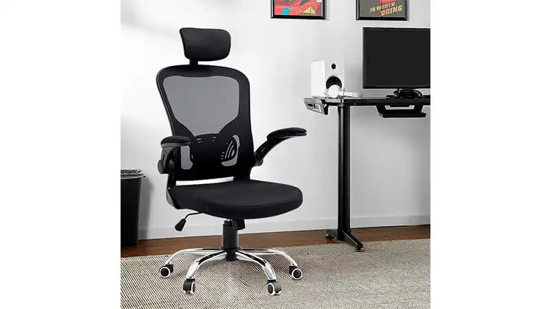 imagem de uma cadeira ergonômica Estocolmo na cor preta com encosto em tela mesh