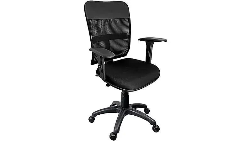 imagem de uma cadeira ergonômica executiva na cor preta com encosto em tela mesh