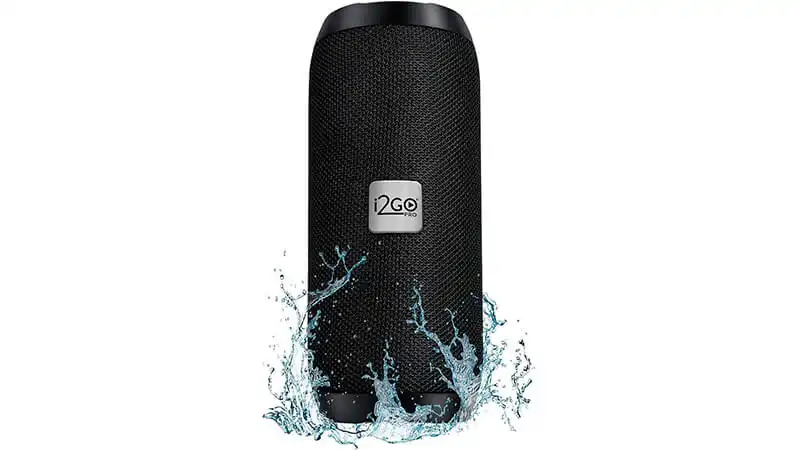 imagem de uma caixa de som bluetooth I2GO Essential Sound sendo imersa em água