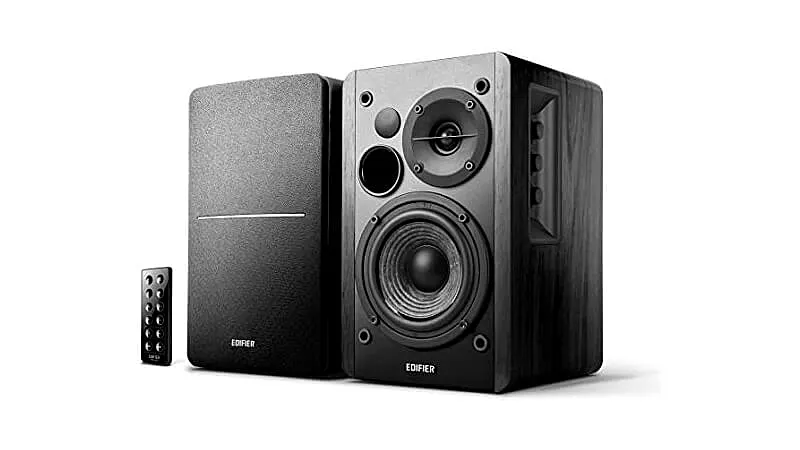 imagem de um par de caixas de som para pc da Edifier ao lado de um controle remoto