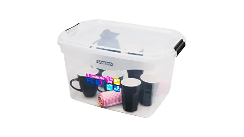 imagem de uma caixa organizadora de 29 litros transparente com tampa e diversas canecas dentro