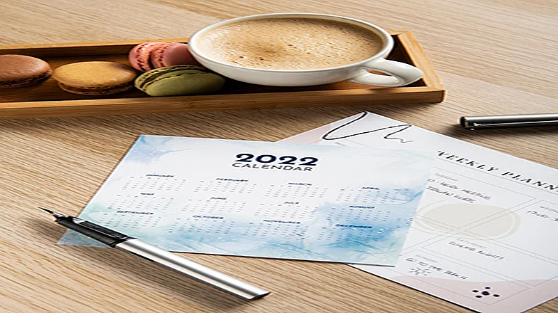 Foto de um calendário em cima de uma mesa