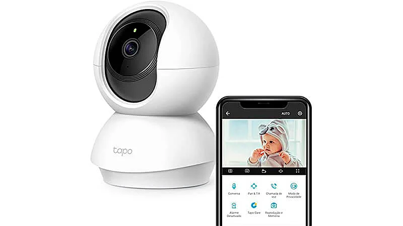 imagem de uma câmera de monitoramento TP-Link na cor branca ao lado de um smartphone