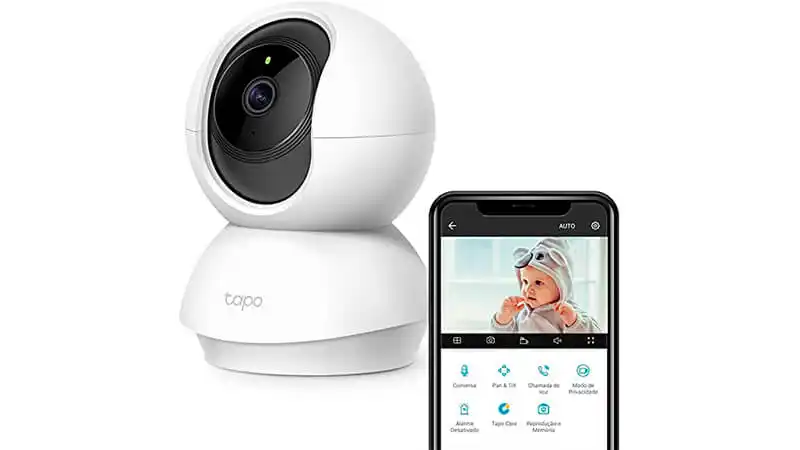 imagem de uma câmera de monitoramento TP-Link na cor branca ao lado de um smartphone