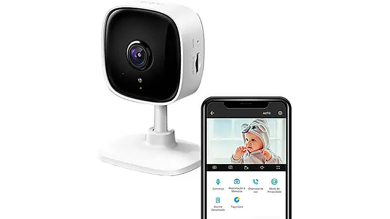 imagem de uma câmera de monitoramento Tapo C100 na cor branca ao lado de um smartphone