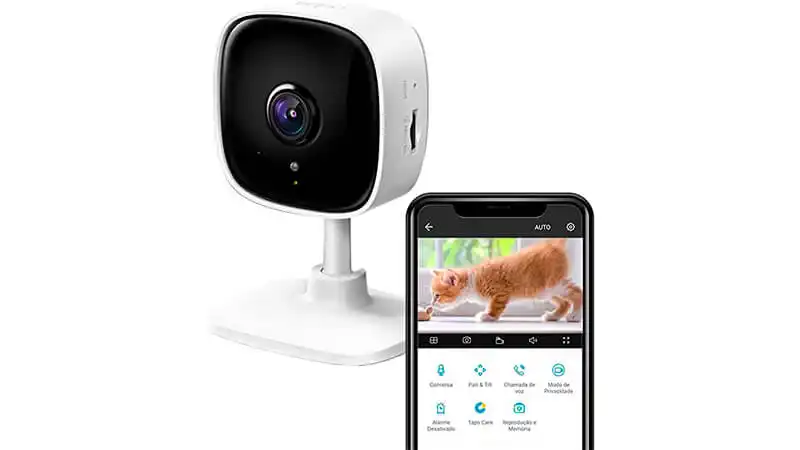 imagem de uma câmera de segurança da TP-Link ao lado de um smartphone