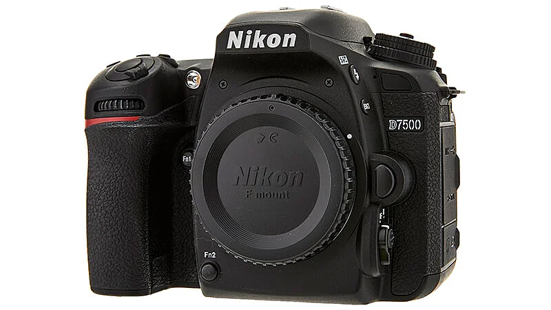 foto de uma câmera fotográfica Nikon D7500 preta