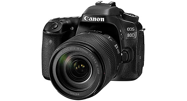 foto da câmera fotográfica profissional Canon EOS 80D equipada com uma lente EF-S 135 milímetros