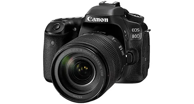 foto da câmera fotográfica profissional Canon EOS 80D equipada com uma lente EF-S 135 milímetros
