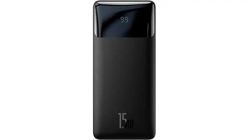 imagem de um carregador portátil da Baseus na cor preta com display digital