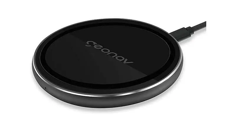 imagem de um carregador sem fio da Geonav na cor preta