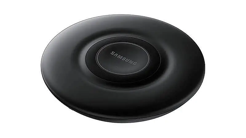 imagem de um carregador sem fio da Samsung na cor preta